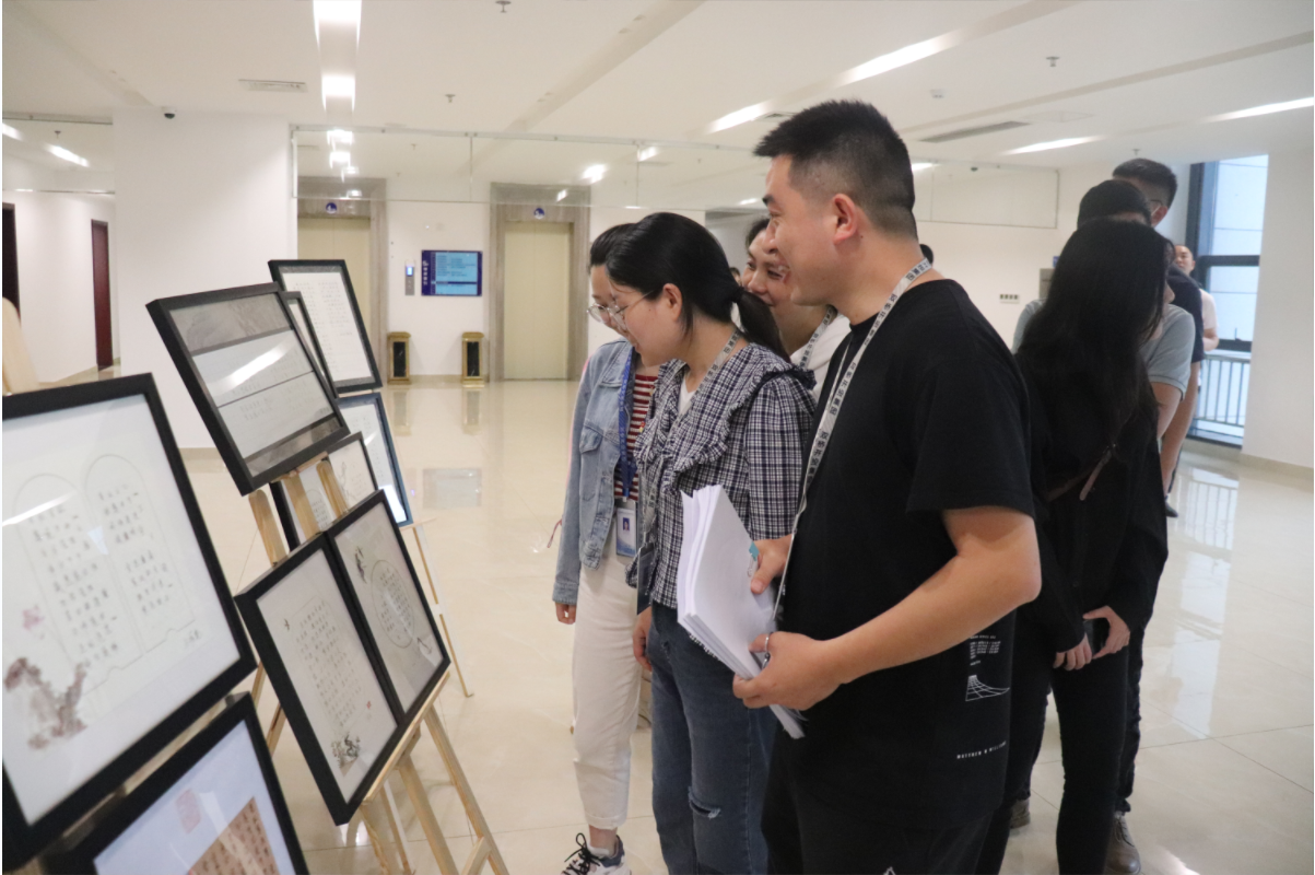 圖為：開投集團展出優(yōu)秀獲獎作品，干部職工及家屬參觀書法作品，學習廉潔文化.png